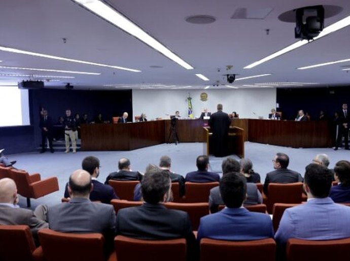 Julgamento de Bolsonaro, dia 2: advogados de ex-presidente e generais questionam provas da trama golpista, delação de Cid e conduta de Moraes