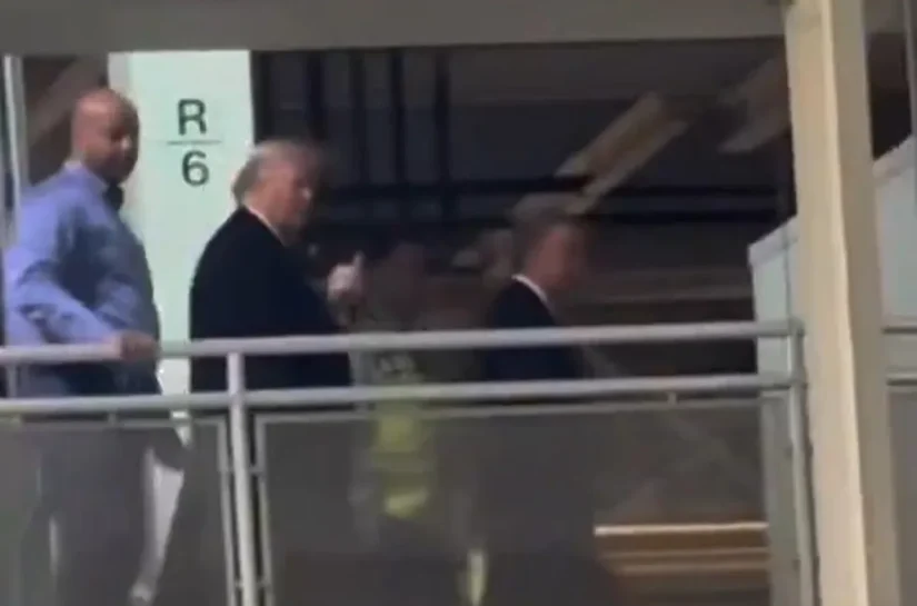 Trump xinga e mostra dedo do meio a funcionário que o teria chamado de 'protetor de pedófilo' durante visita a fábrica