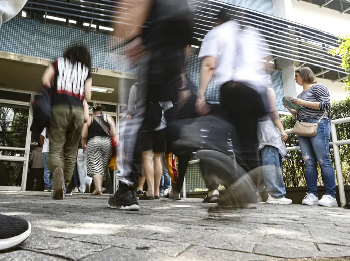 Enem 2025: 4,8 milhões participam do 1° dia de provas neste domingo