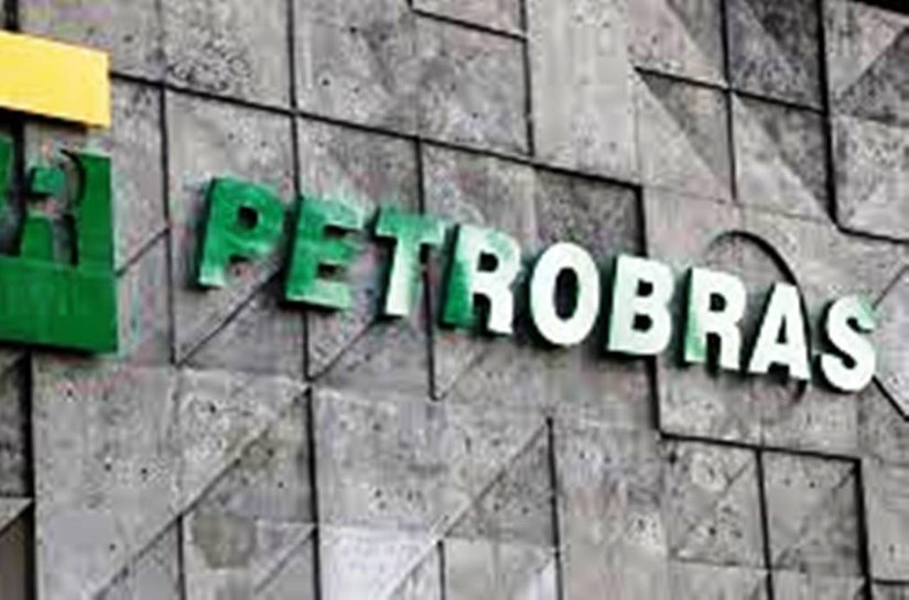 Ações da Petrobras caem mais de 3% após governo anunciar troca na presidência