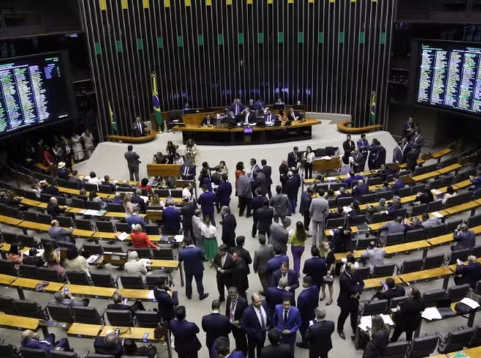 Em cinco horas, Congresso aprova reajuste e ganho extrateto a servidores