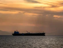 Irã reabre Estreito de Ormuz durante cessar-fogo, mas Trump diz que bloqueio naval dos EUA seguirá até acordo de paz ser fechado