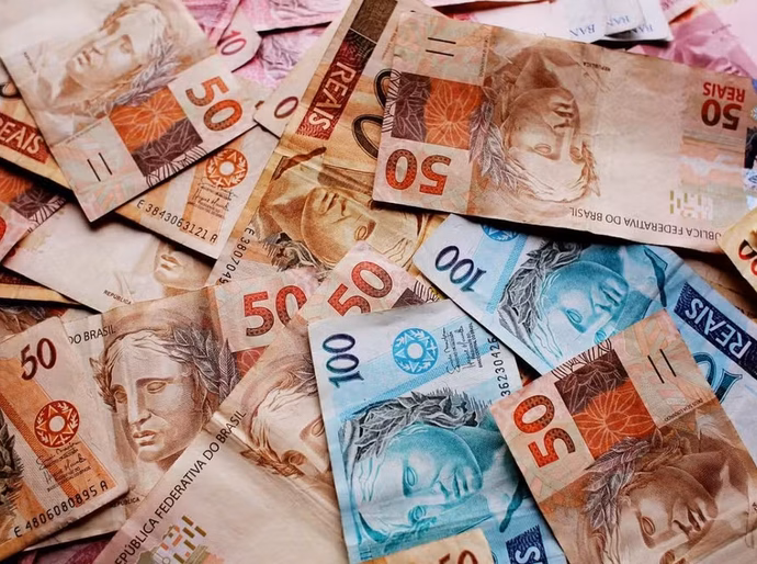 Governo estima salário mínimo de R$ 1.717 em 2027