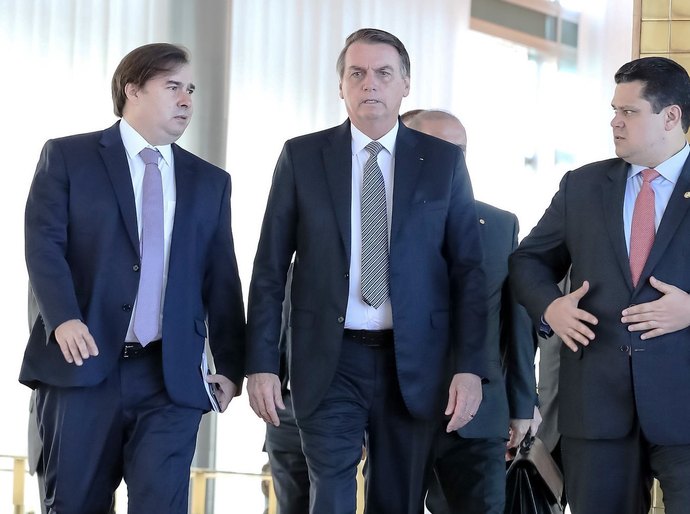 Bolsonaro organiza reunião com governadores, STF e Congresso