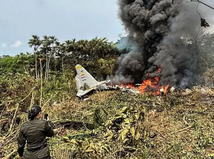 Avião da Força Aérea Colombiana com 128 pessoas a bordo cai na fronteira com o Peru e deixa ao menos 66 mortos