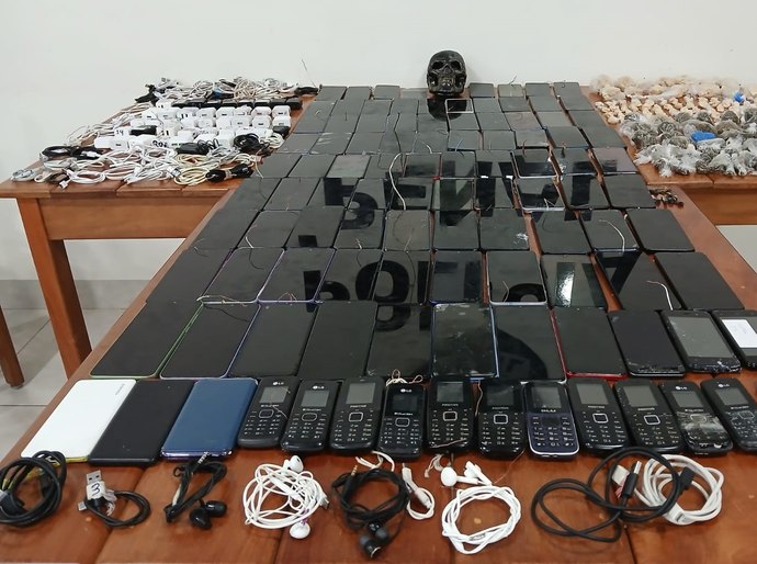 Polícia Penal apreende 101 celulares, dezenas de materiais eletrônicos e entorpecentes na Penitenciária Mata Grande