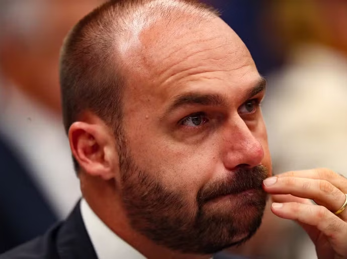 PF manda Eduardo retornar ao cargo de escrivão; veja salário e função