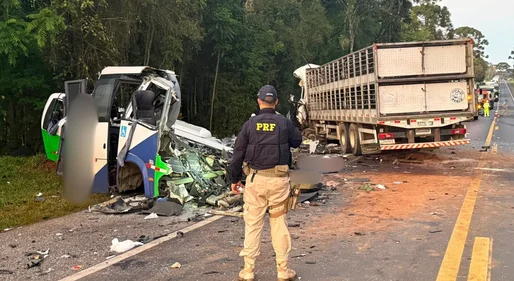 Acidente entre micro-ônibus e carreta deixa 23 mortos e cinco feridos no Paraná