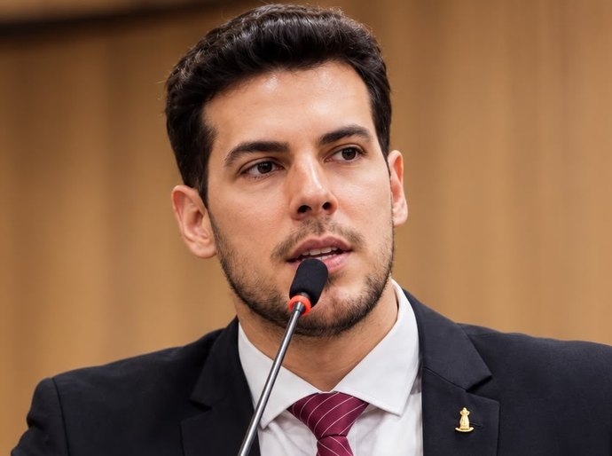 CHARLES CELEBRA GRATIFICAÇÃO PARA GESTORES E MIRA NOVA BATALHA PELA EDUCAÇÃO EM VG