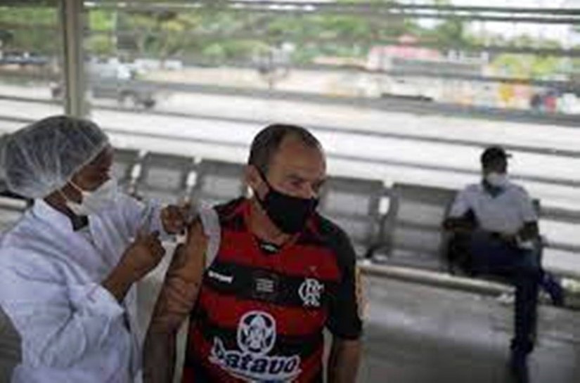 Variante ômicron não deve levar o Brasil de volta ao “pesadelo” pandêmico