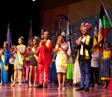 Desfiles das comissões de frente de escolas e blocos marcam lançamento do Carnaval de Cuiabá
