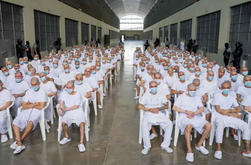 O julgamento coletivo em El Salvador que reúne centenas de acusados de integrar a gangue MS-13