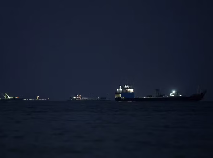 EUA afirmam ter atingido um navio comercial que tentava romper o bloqueio e chegar ao Irã