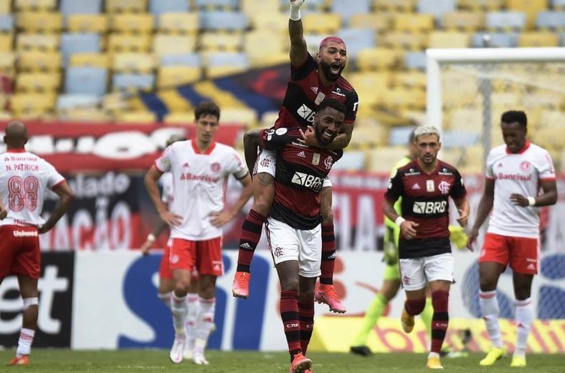 Flamengo vence Internacional de virada e fica perto do bicampeonato brasileiro