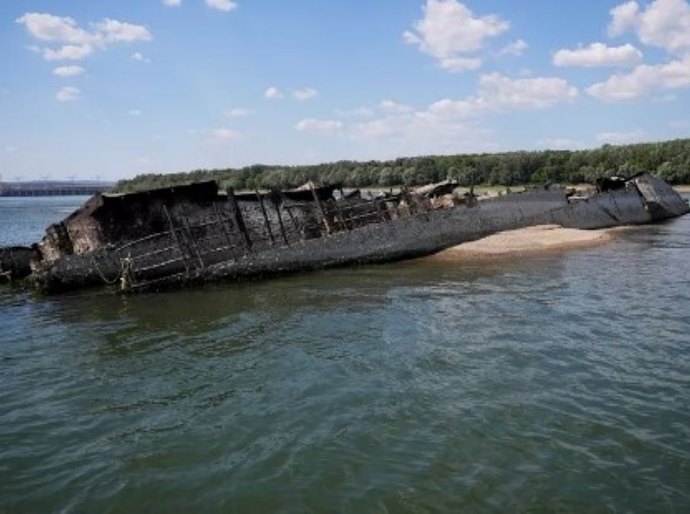 Pegada de dinossauros, navio da Segunda Guerra, estátua budista e um 'Stonehenge': veja o que emergiu com a seca de rios e reservatórios