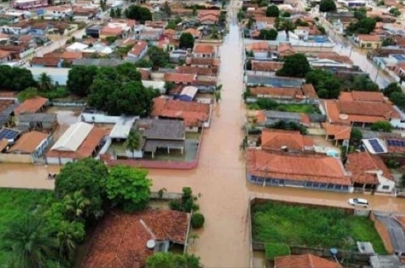 Veja Fotos e Vídeo: O que se sabe sobre a tempestade que deixou centenas de famílias desabrigadas, derrubou casas e alagou ruas em Cáceres, MT