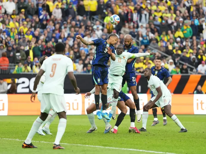 Com Vini Jr apagado e um a mais, Brasil perde para a França por 2 a 1