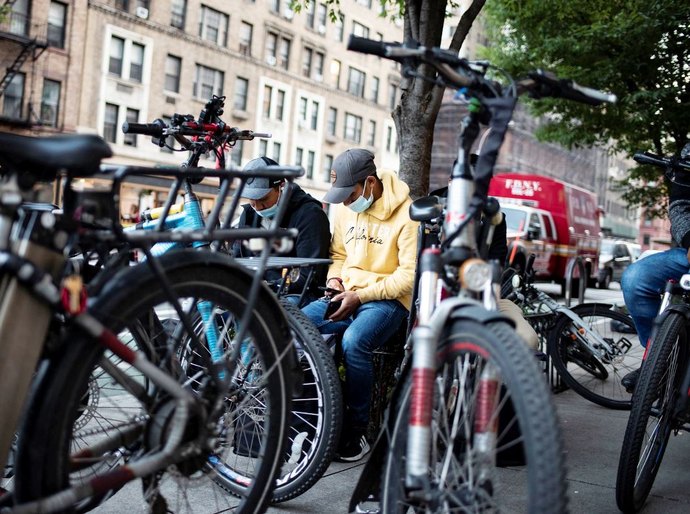 Nova York tira das sombras os entregadores de comida
