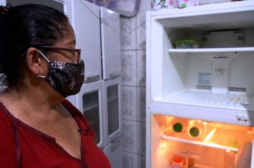 'Saga' de desempregada de 62 anos por carne acaba com 3 quilos de carcaça e pele por R$ 12