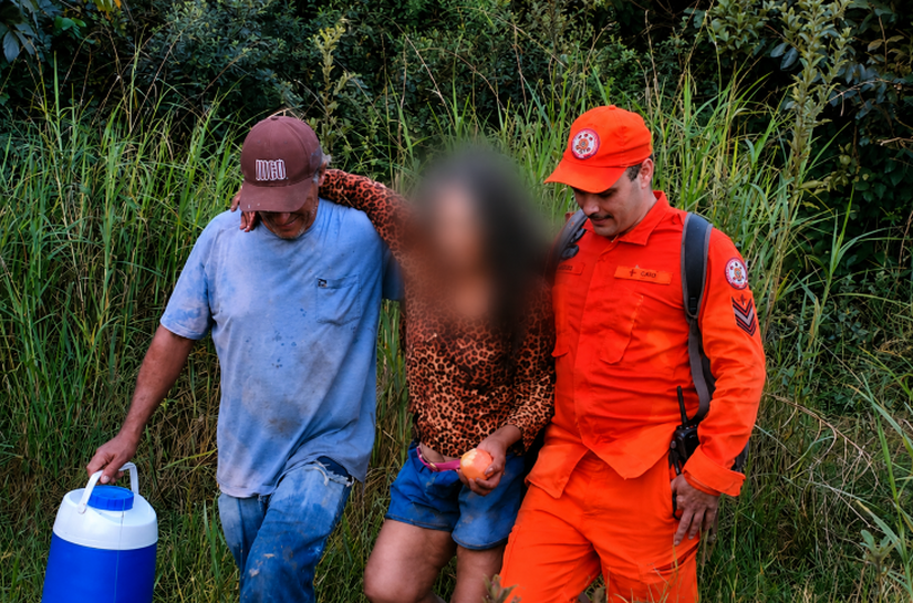 Bombeiros localizam idosa que desapareceu em área de mata