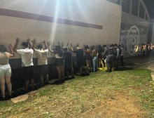 Veja Fotos e Vídeo: PM fecha festa em Cuiabá com álcool, cocaína e maconha em Cuiabá e leva 26 para a delegacia, inclusive adolescentes