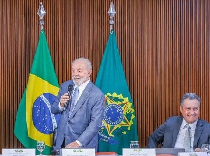 Lula chama Bolsonaro de 'covardão´ e cobra ações de ministros após aprovação cair