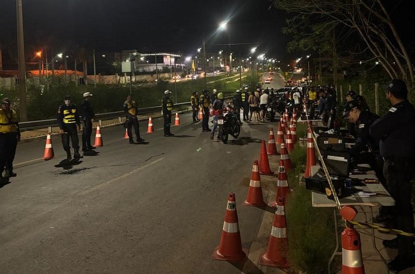 Operação Lei Seca termina com captura de foragido da Justiça e remoção de 52 motos em Cuiabá