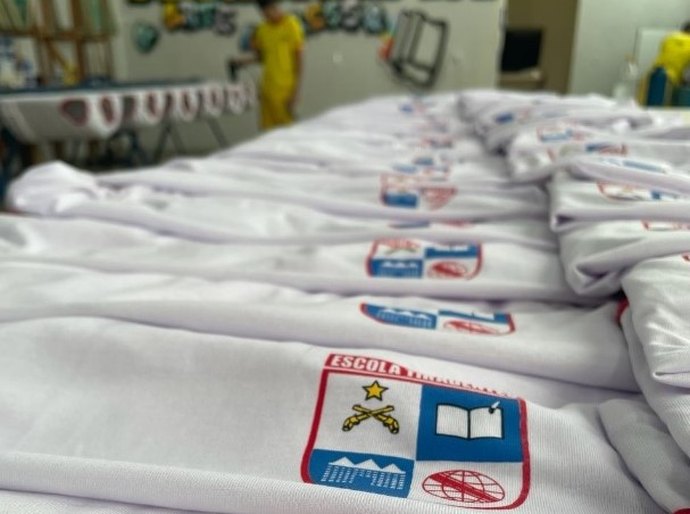 Governo entrega 30 mil uniformes escolares confeccionados por reeducandos em MT