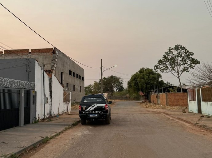 Polícia Civil cumpre mandados contra Comando Vermelho envolvida com tráfico de drogas e comércio de armas em Cáceres