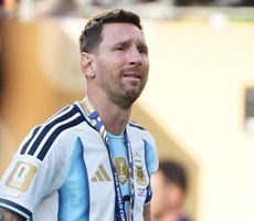 Espanha campeã: Messi cai em lágrimas após receber a medalha de vice-campeão