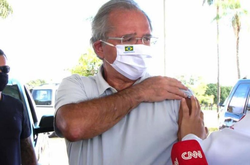 Guedes se vacina contra Covid-19 em Brasília; ministro recebeu carta da Pfizer