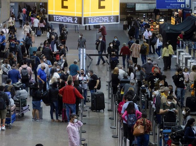 Anvisa aprova volta do uso de máscaras em aviões e aeroportos