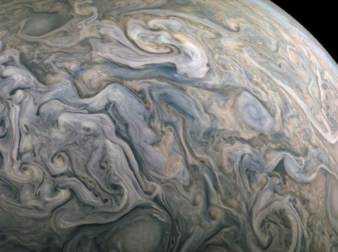 Sobrevoo de Juno revela imagens esplêndidas de Júpiter e sons da lua Ganimedes
