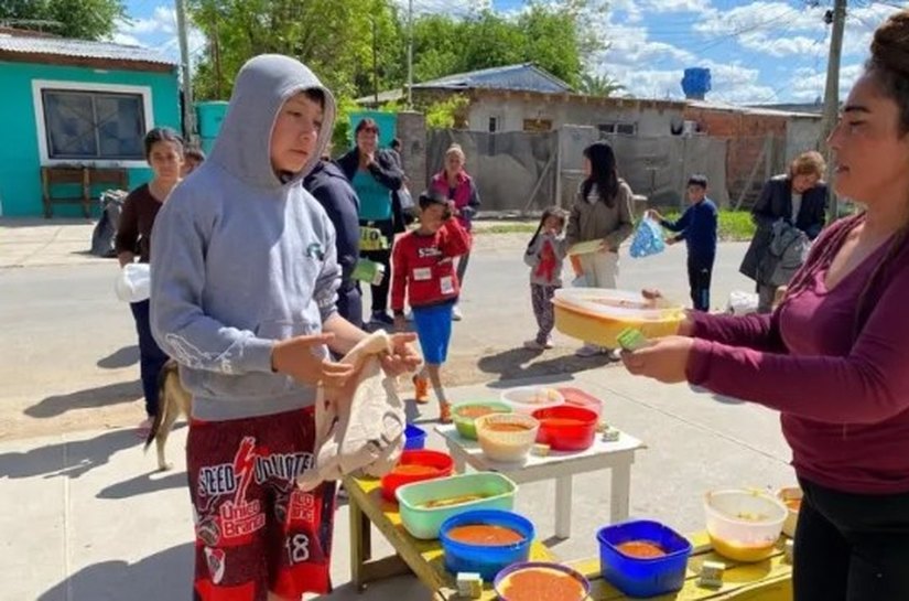 Como maior alta da pobreza em 20 anos afeta as crianças na Argentina de Milei