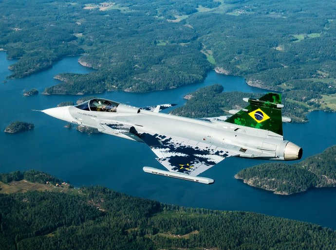 Primeiro caça sueco Gripen chega ao Brasil