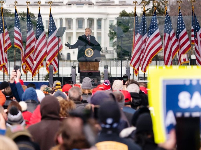Deputados dizem que Trump cometeu traição ao incentivar apoiadores que invadiram o Capitólio