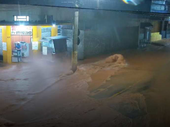 Tragédia em Juiz de Fora: buscas por vítimas seguem durante madrugada