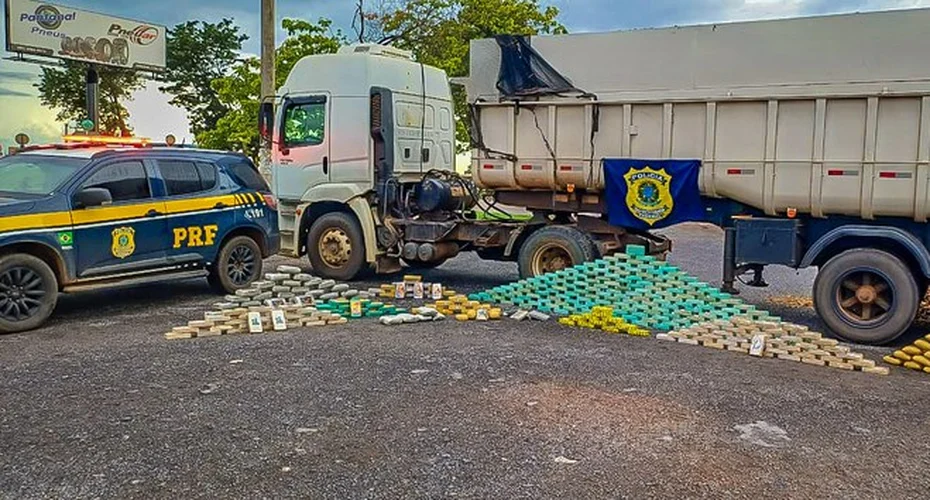 PRF apreende grande quantidade de drogas em caminhão na BR-070, em Várzea Grande