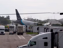 Avião cargueiro da Amazon sai da pista em Miami e deixa 5 mortos