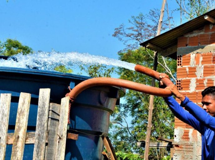 Sem água na torneira, comida mais cara: o suplício das famílias em seca histórica na Amazônia