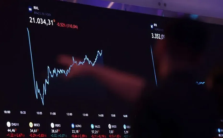 Bolsa tem maior queda desde 2021 e dólar sobe 2,3% com Flávio pré-candidato