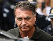 Carlos diz que Bolsonaro soluça dormindo: 'Jamais o vi como está'
