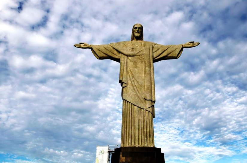 Cristo recebe iluminação para incentivar vacinação contra a covid-19
