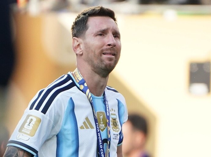 Espanha campeã: Messi cai em lágrimas após receber a medalha de vice-campeão