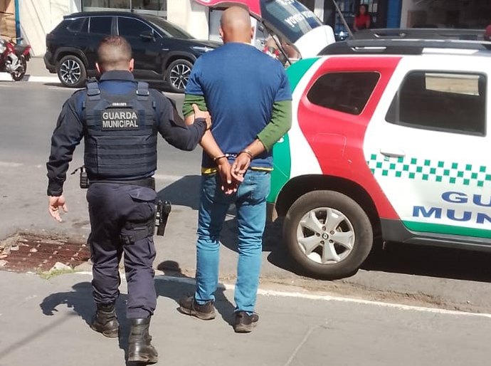 Guarda Municipal age e coloca atrás das grades homem que se masturbou em sorveteria de Várzea Grande