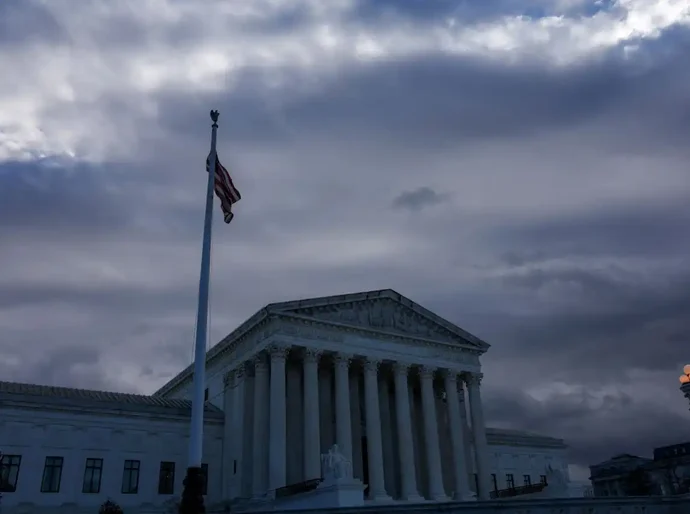 Suprema Corte dos EUA autoriza Trump a retirar visto de mais de 500 mil imigrantes