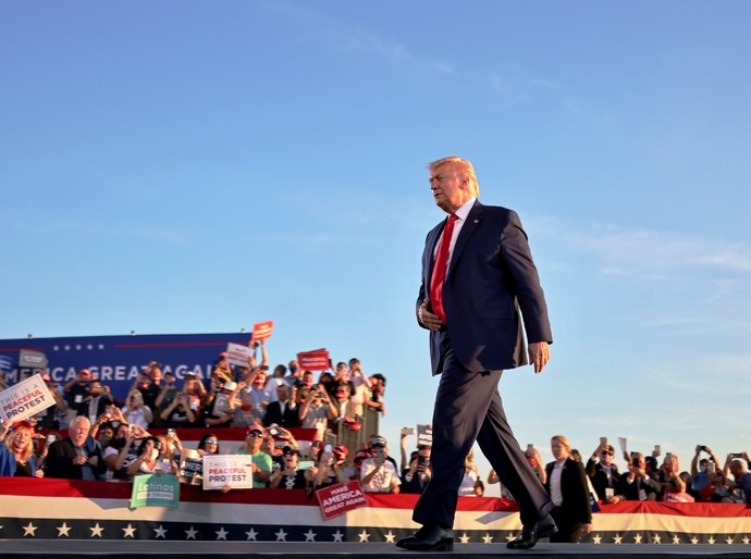 Trump ataca Kamala Harris e diz que filha dele seria melhor para o cargo de vice