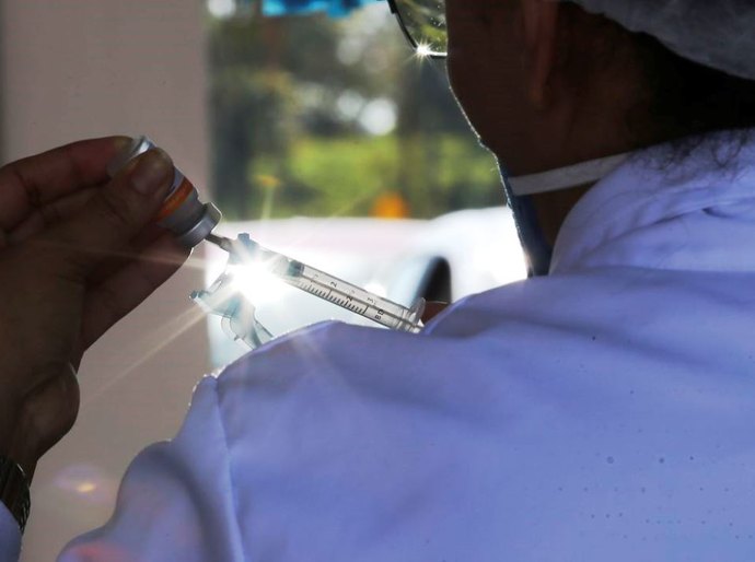 Covid-19: cai de 12 para 8 semanas prazo entre as doses da AstraZeneca