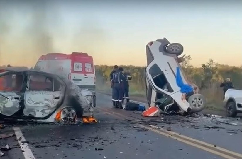 Tragédia na MT-010: colisão entre dois carros deixa quatro mortos e vítimas ficam presas às ferragens em Rosário Oeste,MT