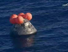 Astronautas da Artemis retornam à Terra e deixam cápsula após pousar no mar